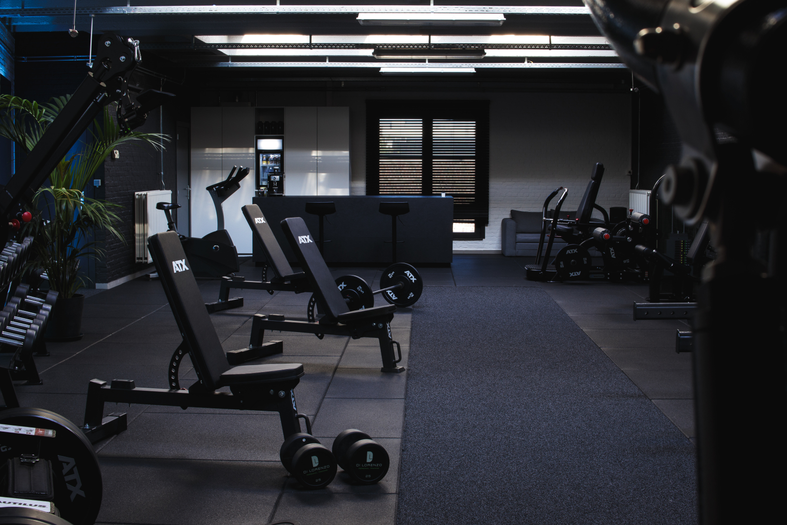 foto van een gym met fitness toestellen