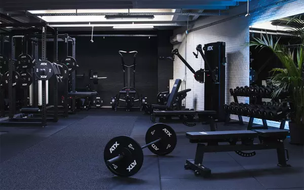 foto van een gym met fitness toestellen