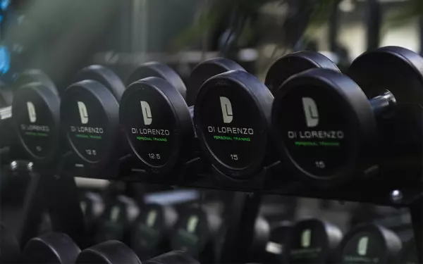 foto van een gym met fitness toestellen